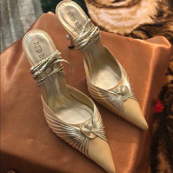 Very beautiful shoes with gold braids details - Picture 5 of 8